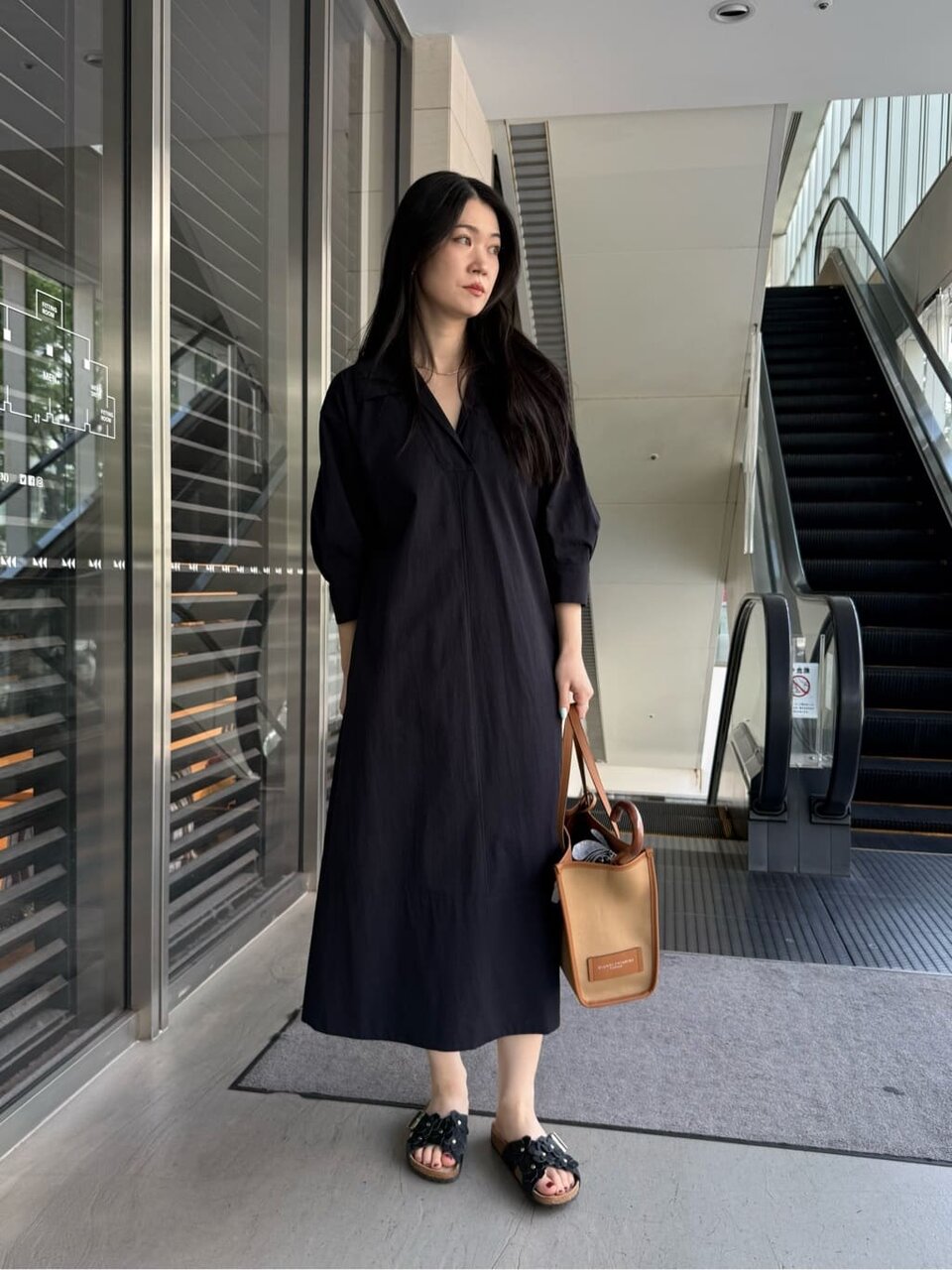 シャツワンピースを着た女性