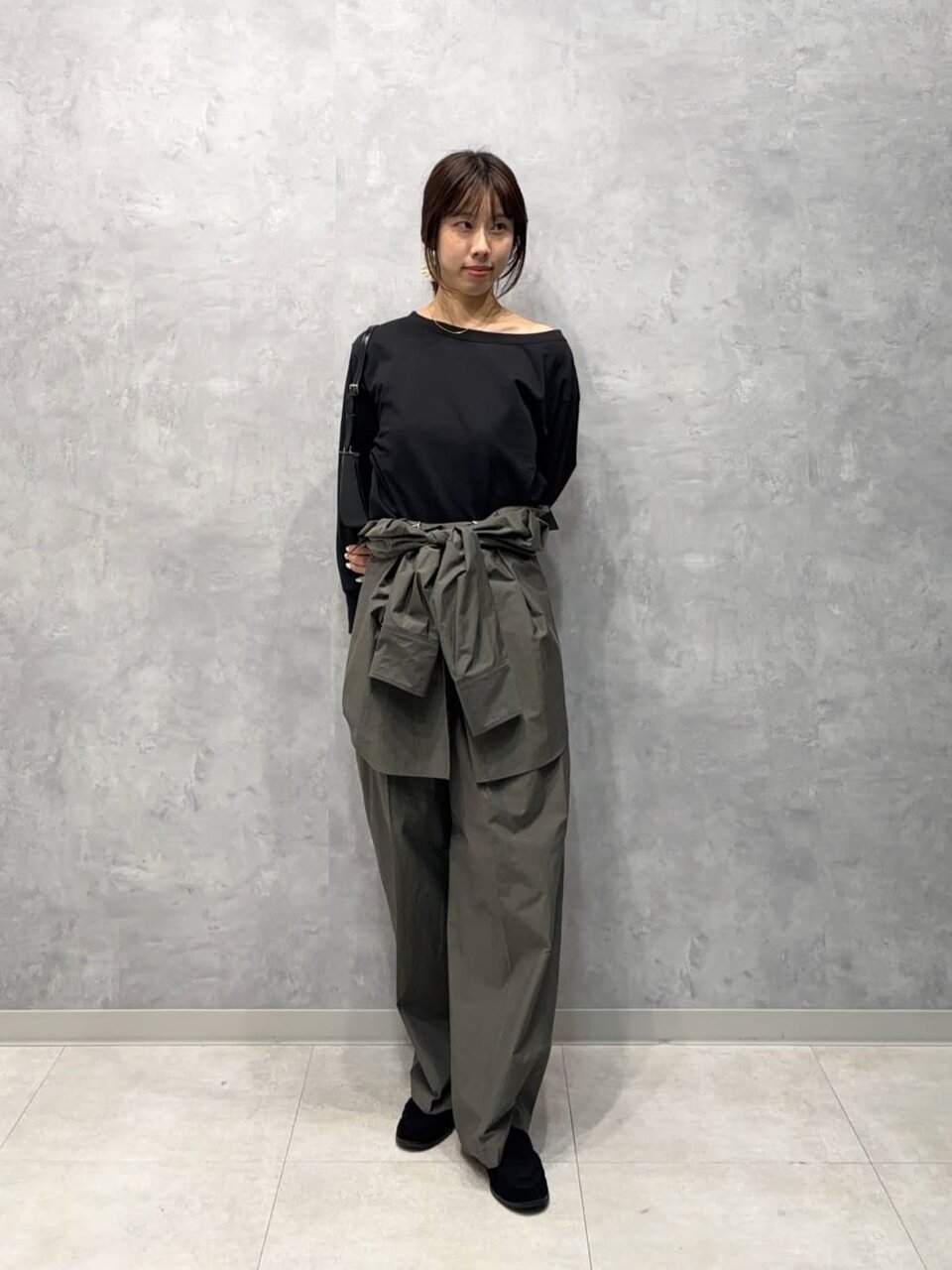 プルオーバーとカーゴパンツを着た女性
