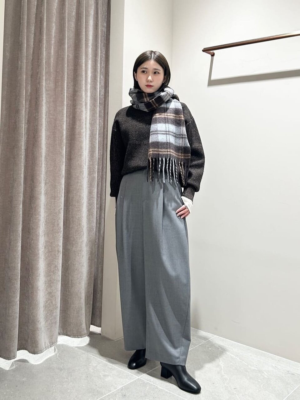 ニットとワイドパンツを着た女性