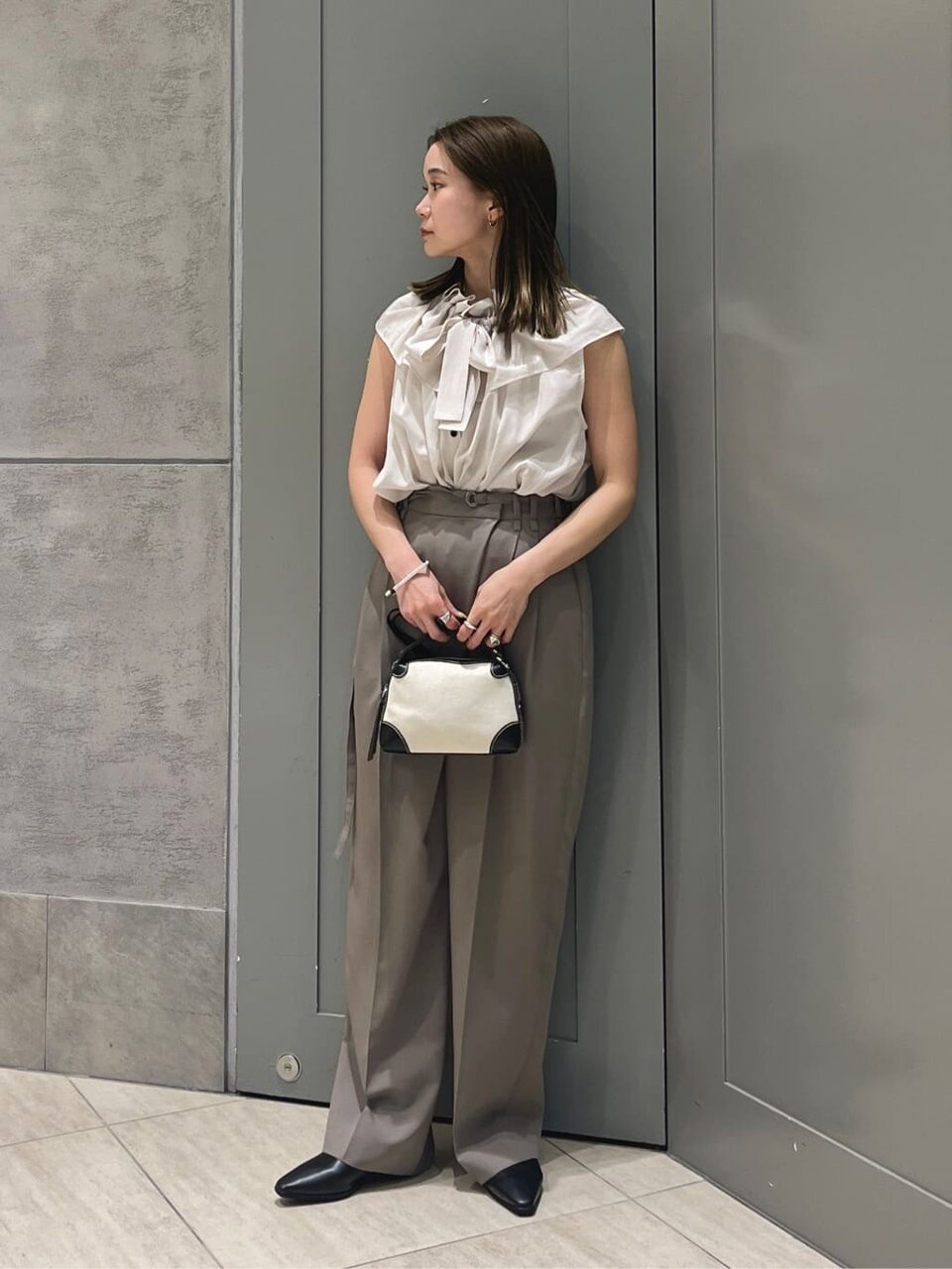 ブラウスとタックワイドパンツを使った7月前半の服装