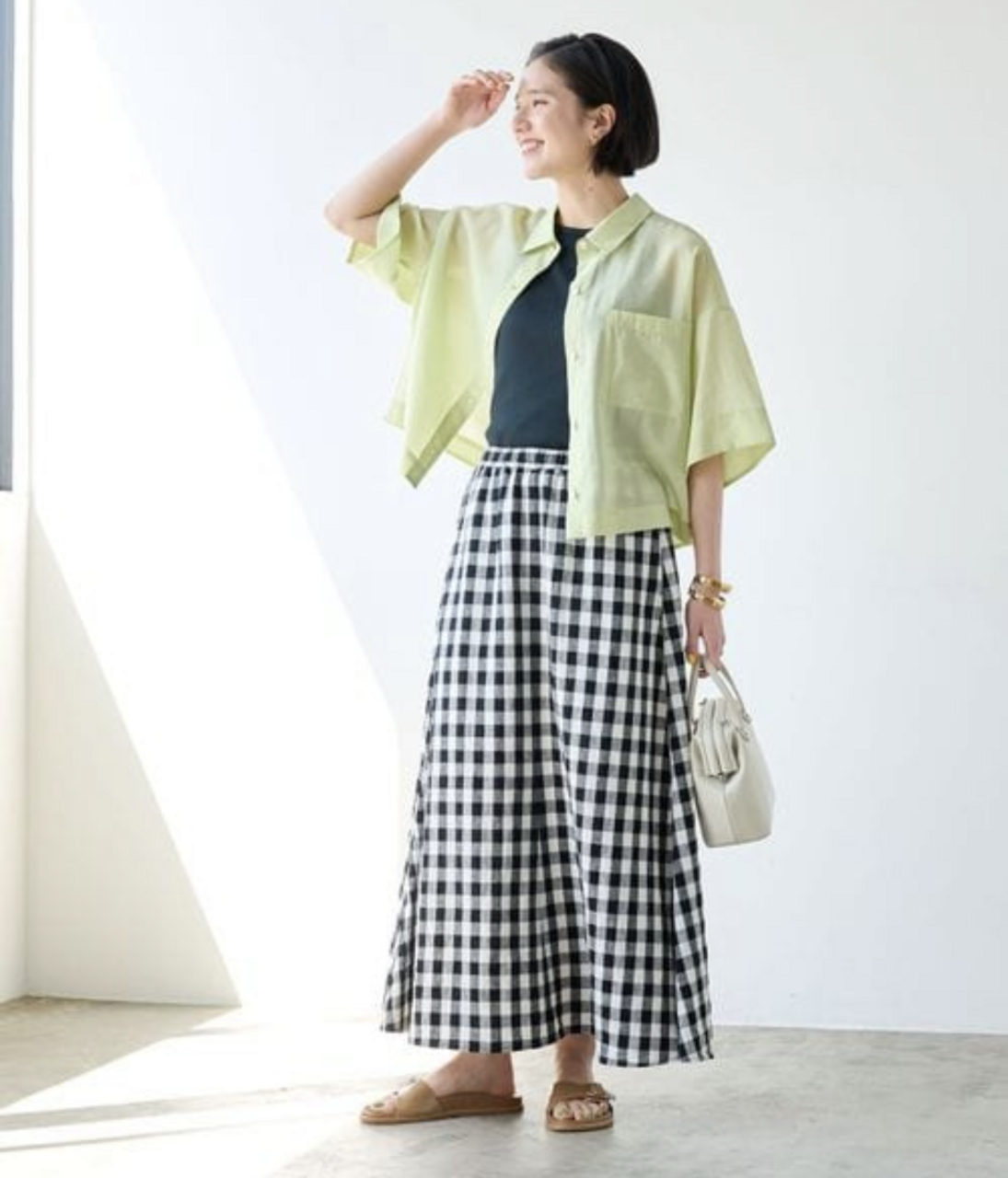 イエローのシアーシャツを羽織っている女性