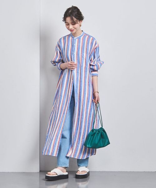 シャツワンピースを着た女性
