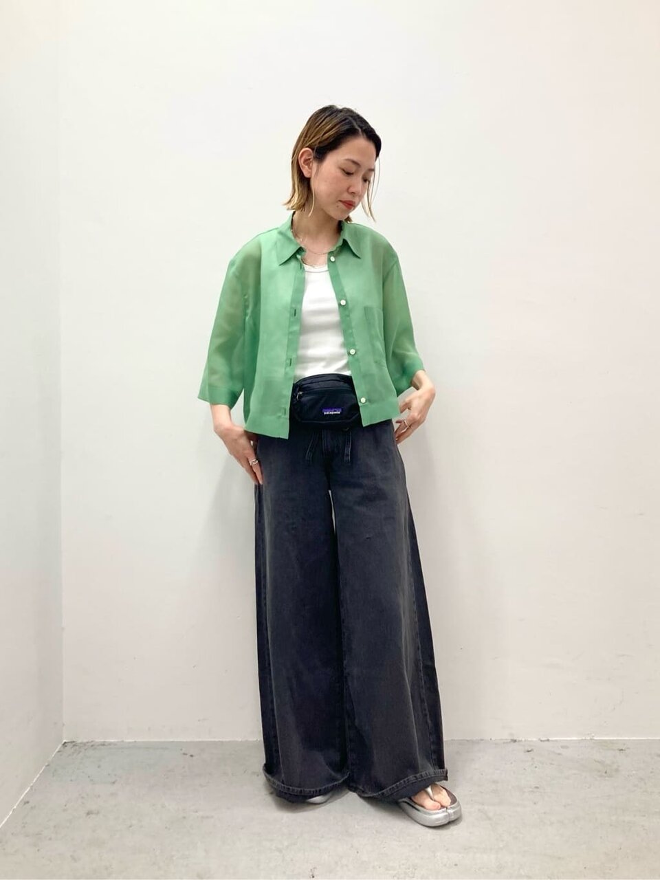シアーシャツとデニムパンツを使った7月後半の服装