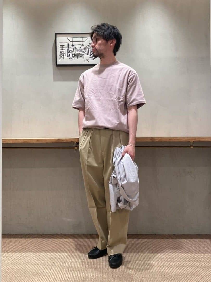 Tシャツ×スラックスのコーデ