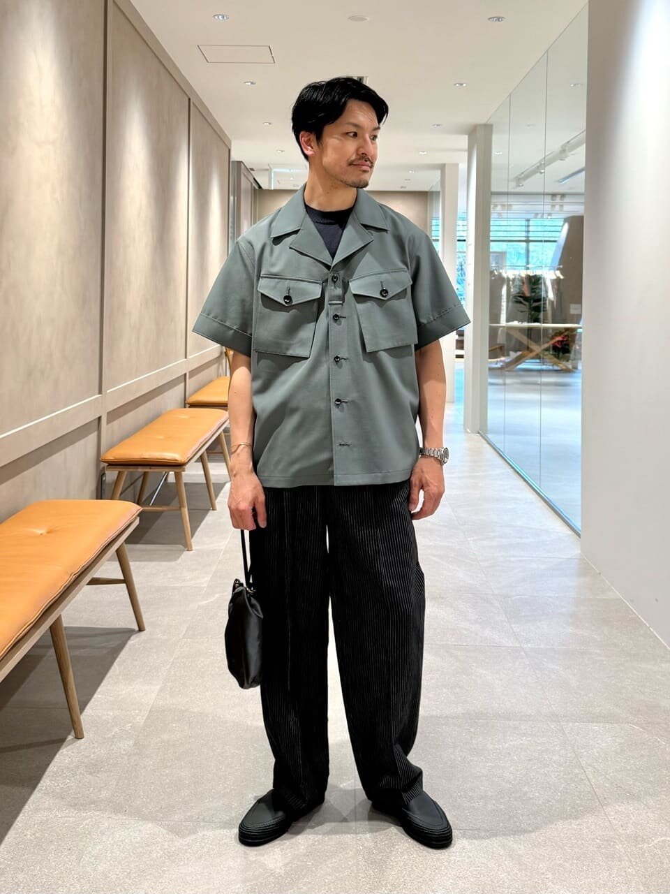 オープンカラーシャツ×ワイドパンツのコーデ