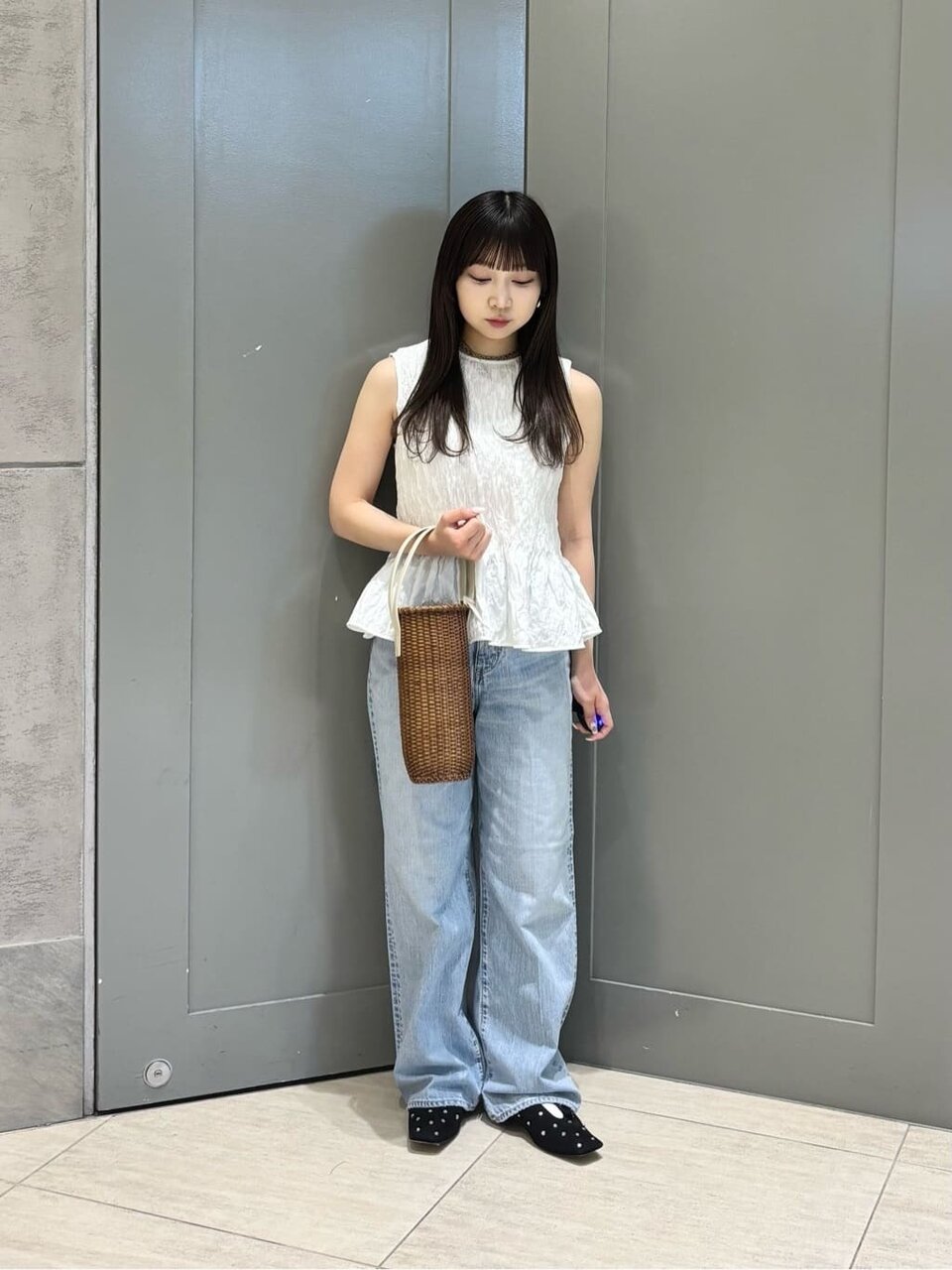 明るいデニムパンツのコーデ