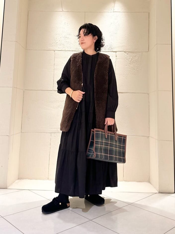 シャツワンピースとベストの秋コーデ