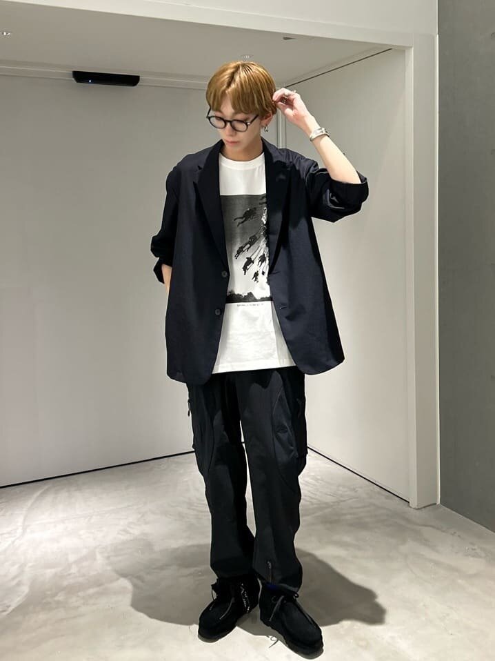 ジャケット×プリントTシャツのコーデ