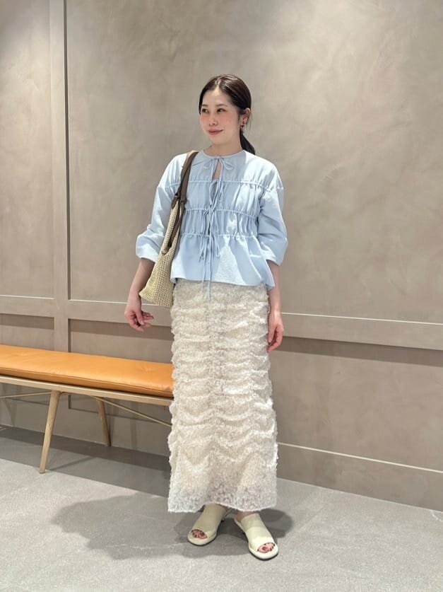 ブルーのブラウスを着た女性