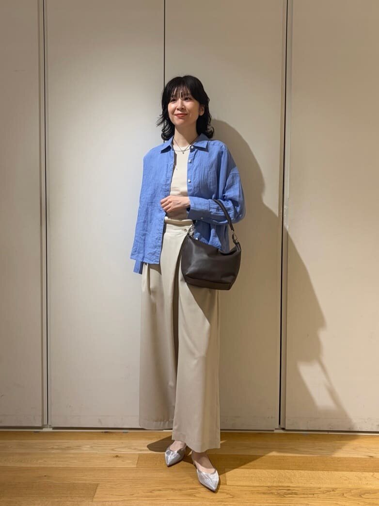 ブルーのシャツを羽織った女性