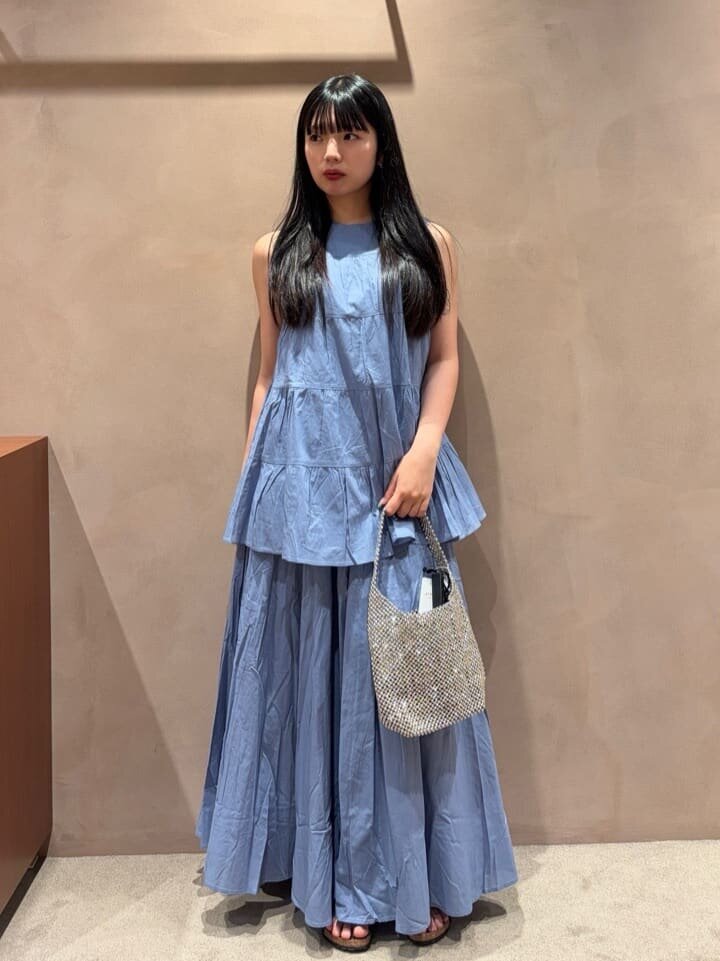 ロングスカートをはいた女性