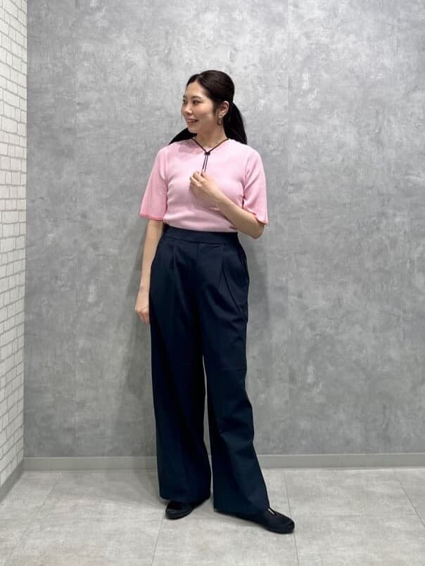 ピンク色のトップスを着た女性