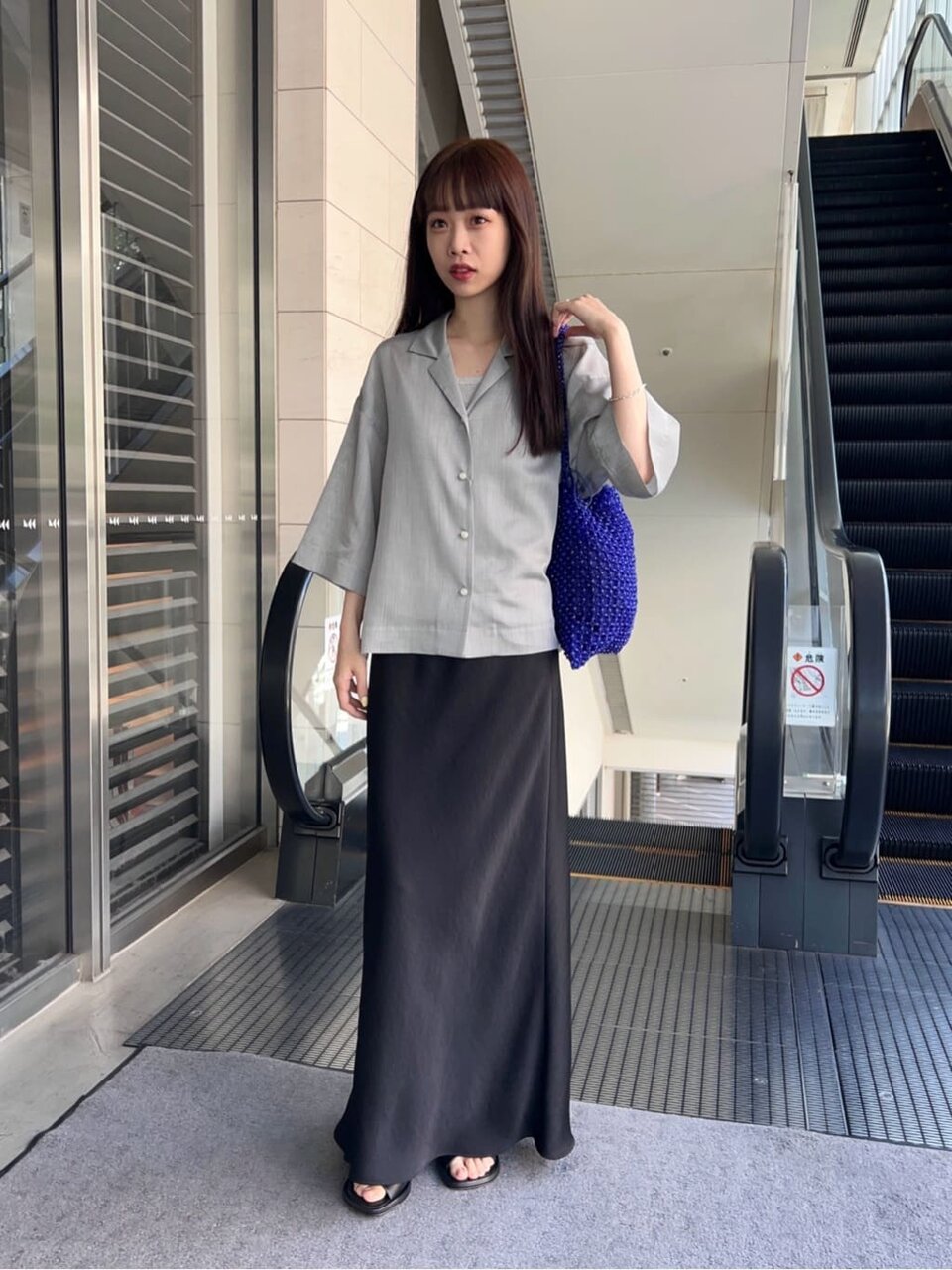 シャツを着た女性
