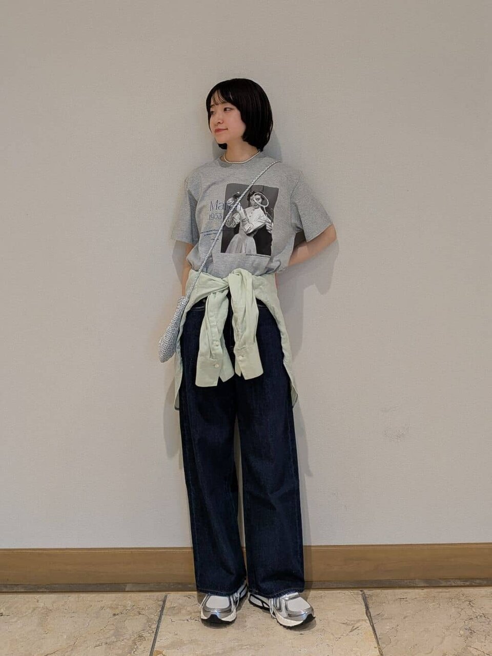 Tシャツを着た女性