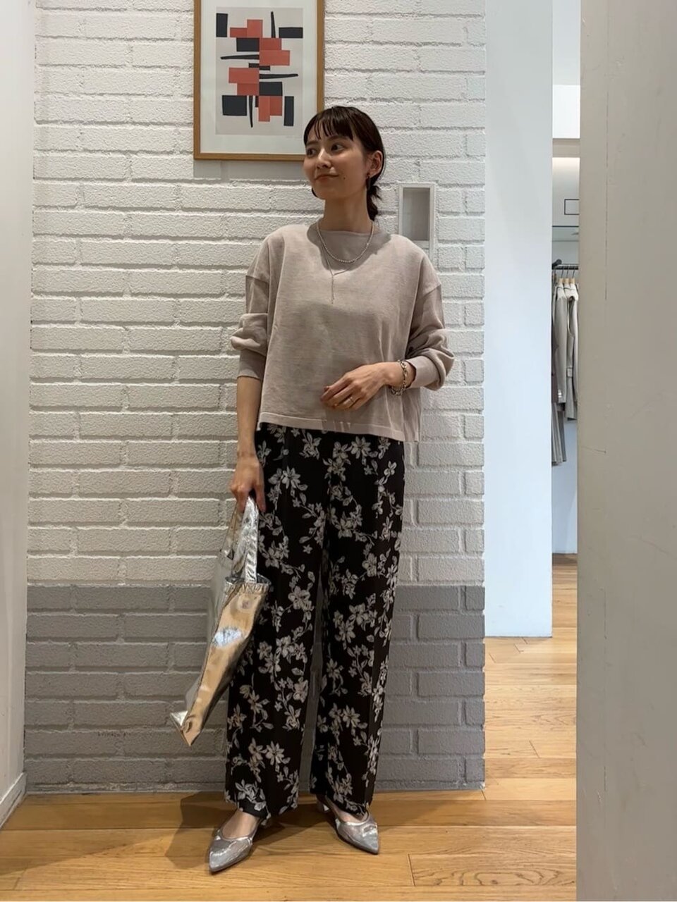 花柄パンツをはいた女性