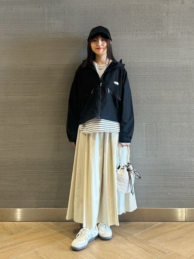 ロングスカートをはいた女性