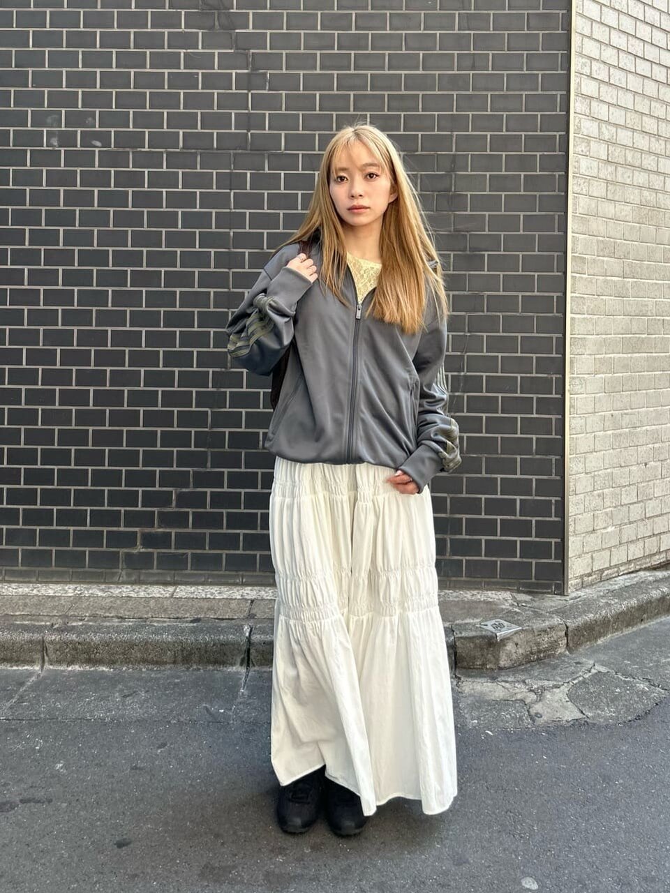 ロングスカートをはいた女性