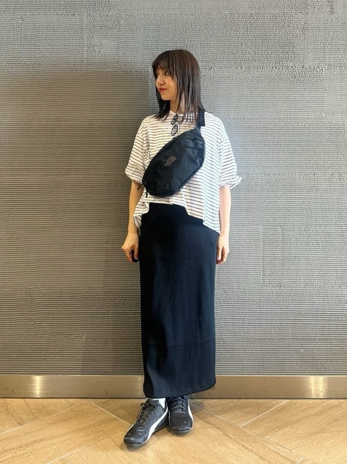 ボーダー柄Tシャツを着た女性