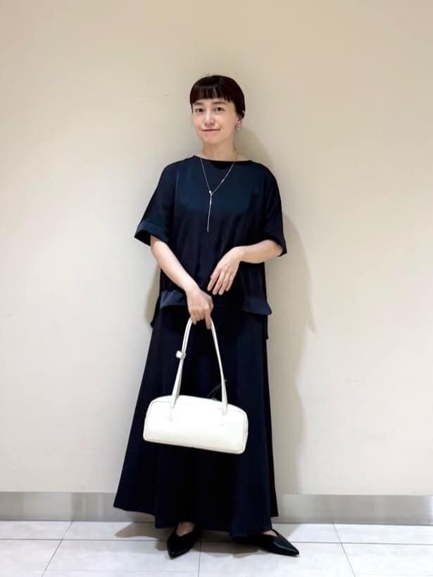 スカートをはいた女性