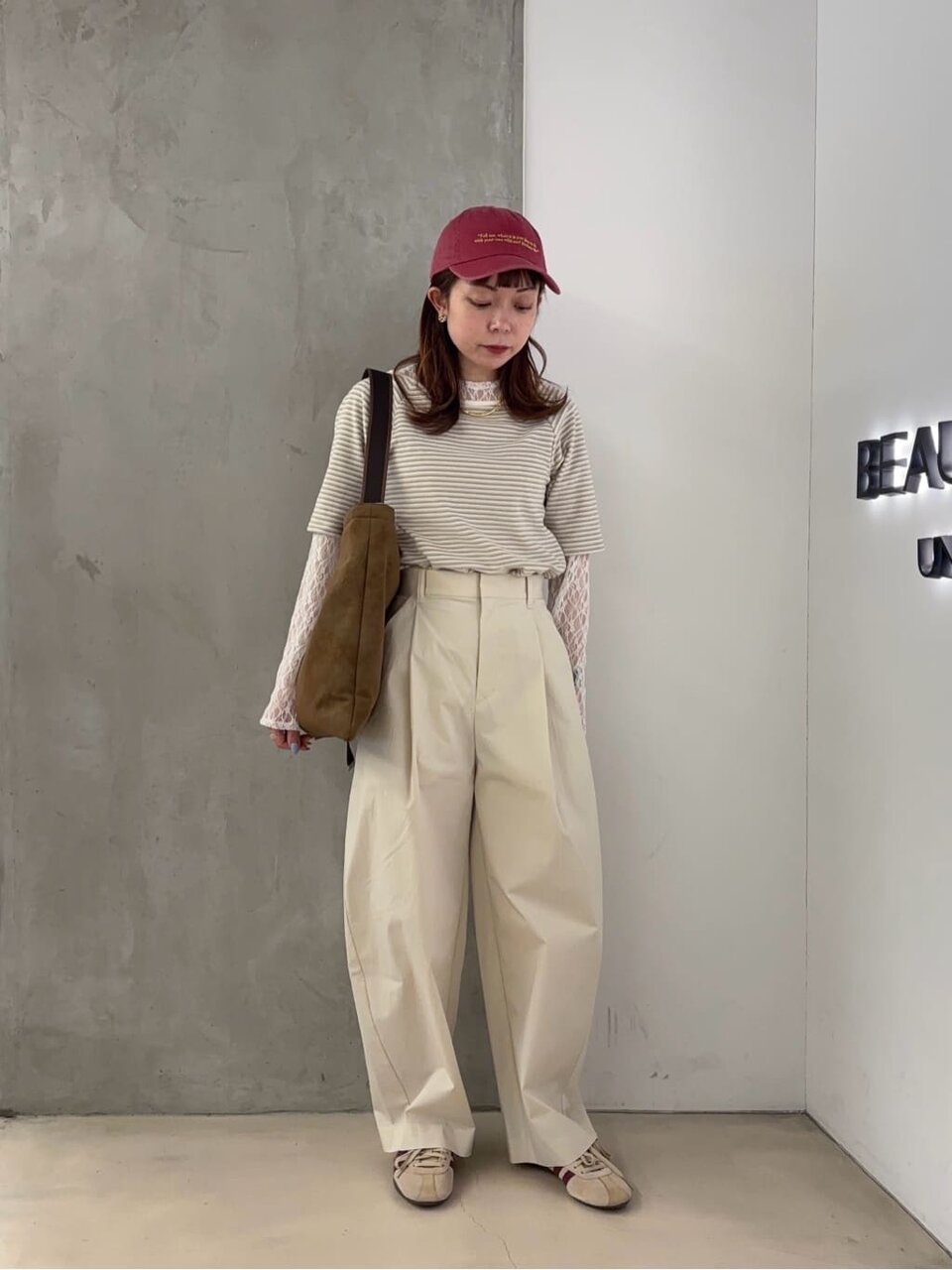 カーブパンツをはいた女性