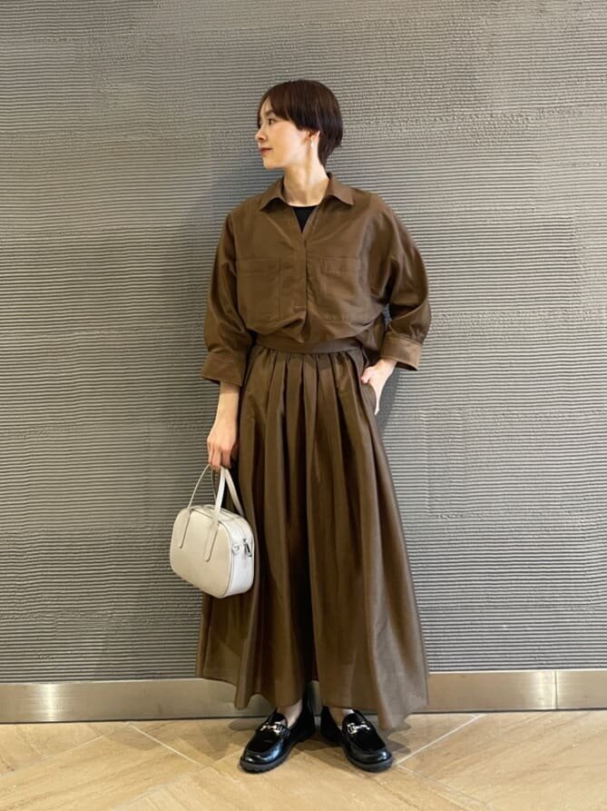 ロングスカートをはいた女性
