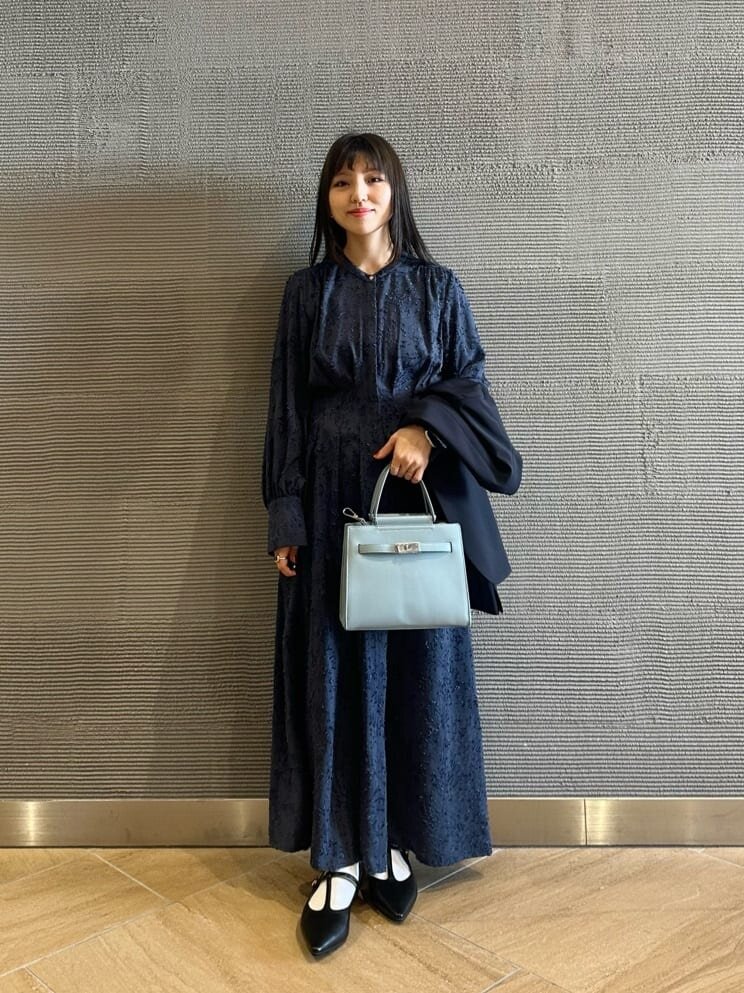 ワンピースを着た女性