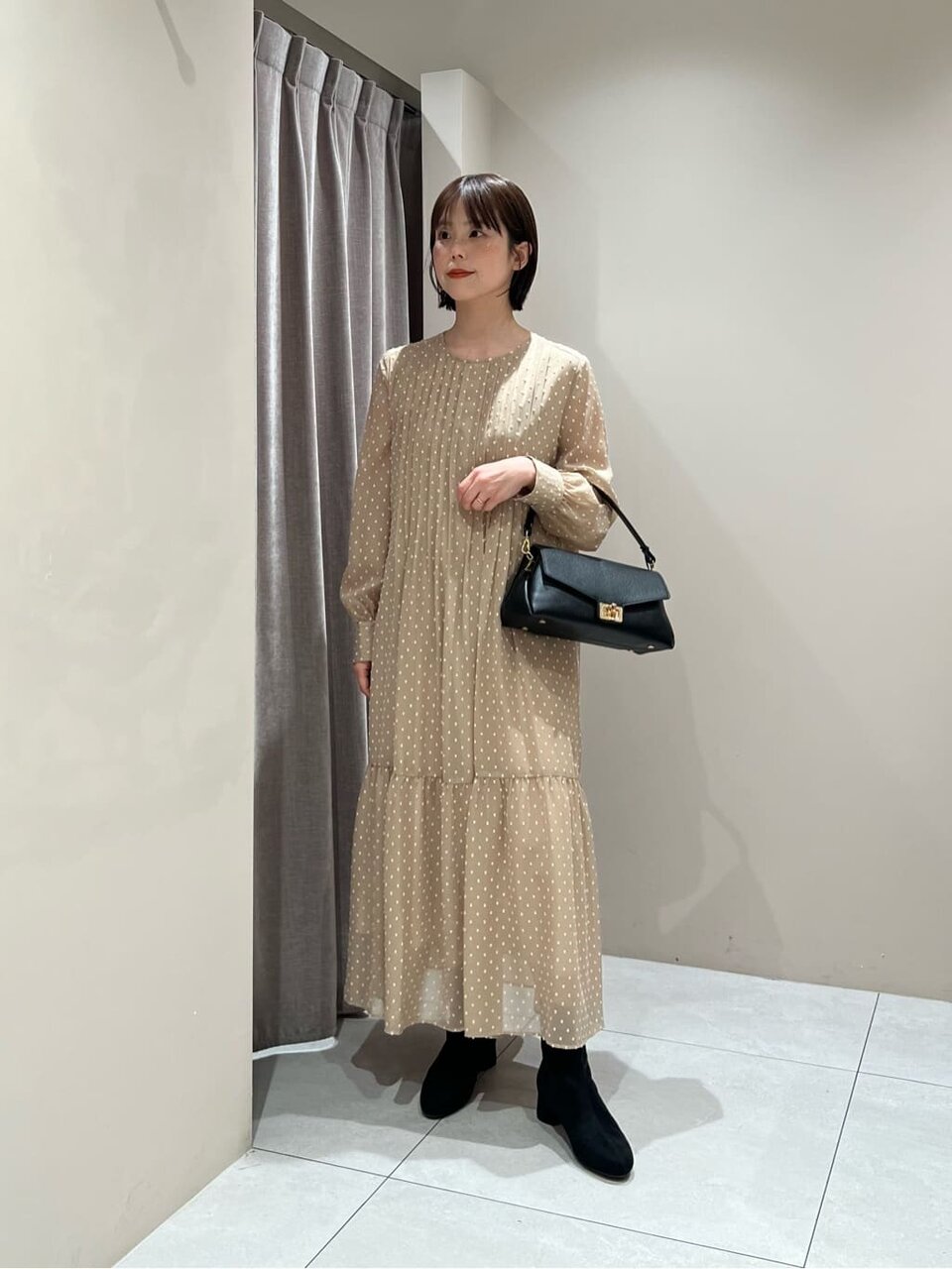 ワンピースを着た女性