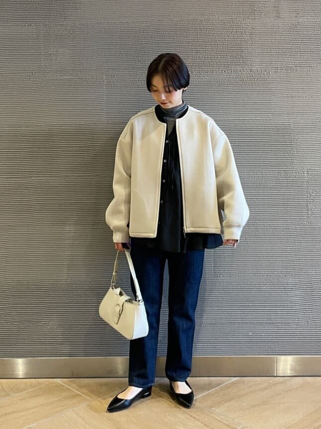 ブルゾンを着た女性