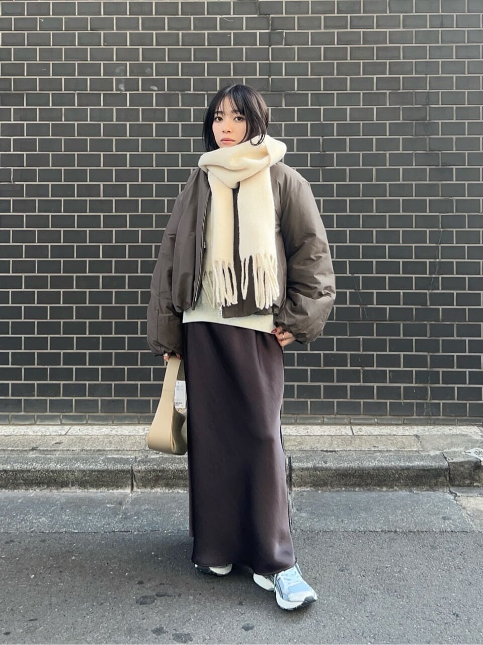 ロングスカートをはいた女性