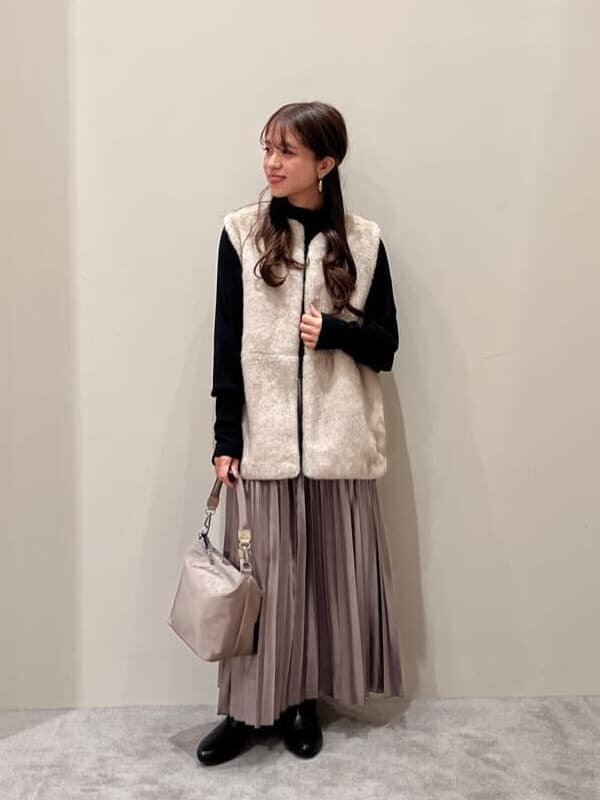 ベストを着た女性