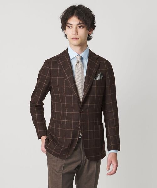 柄ジャケットを着た男性