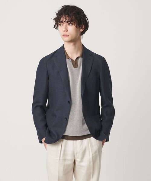 リネンのジャケットを着た男性