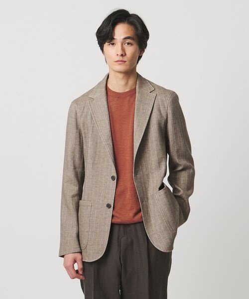 ジャケットパンにTシャツを合わせた男性