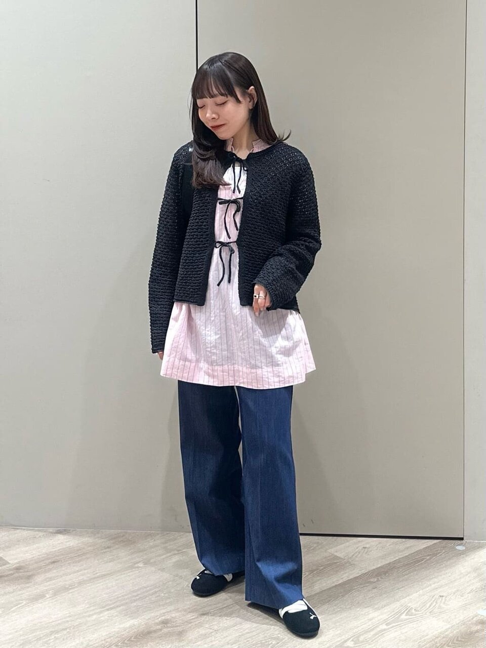 ストライプブラウス×カーディガンのコーデ