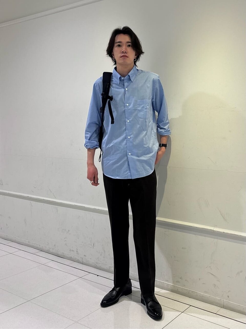 シャツとスラックスの20代メンズオフィスカジュアルコーデ