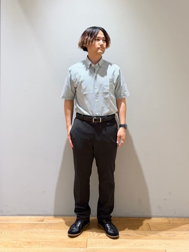 シャツとスラックスの20代オフィスカジュアルコーデ