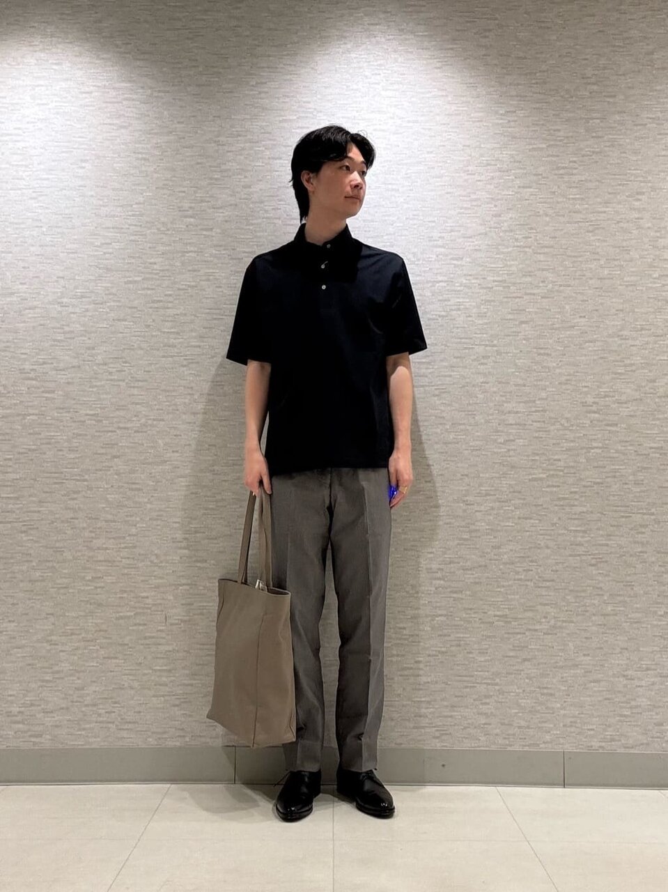 ポロシャツとスラックスの20代メンズオフィスカジュアルコーデ