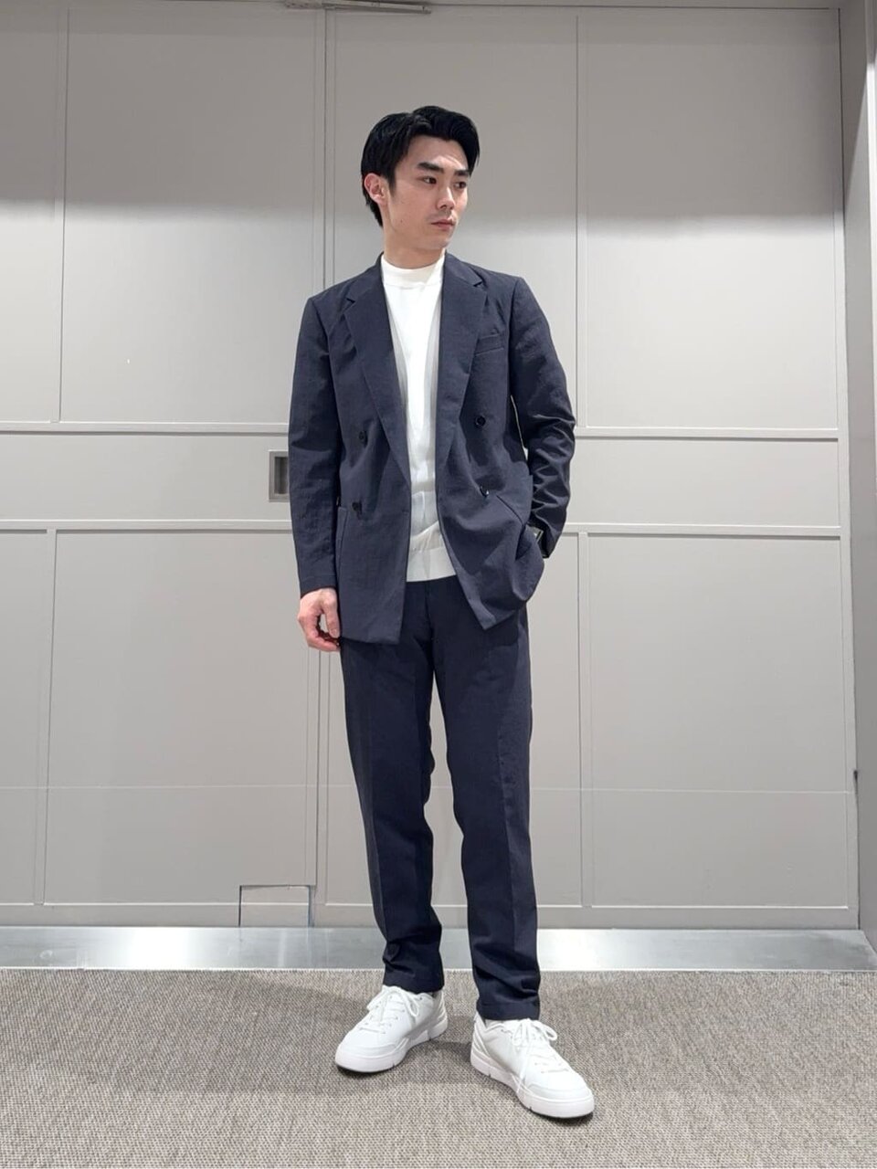 ニットTシャツとジャケットの20代メンズオフィスカジュアルコーデ
