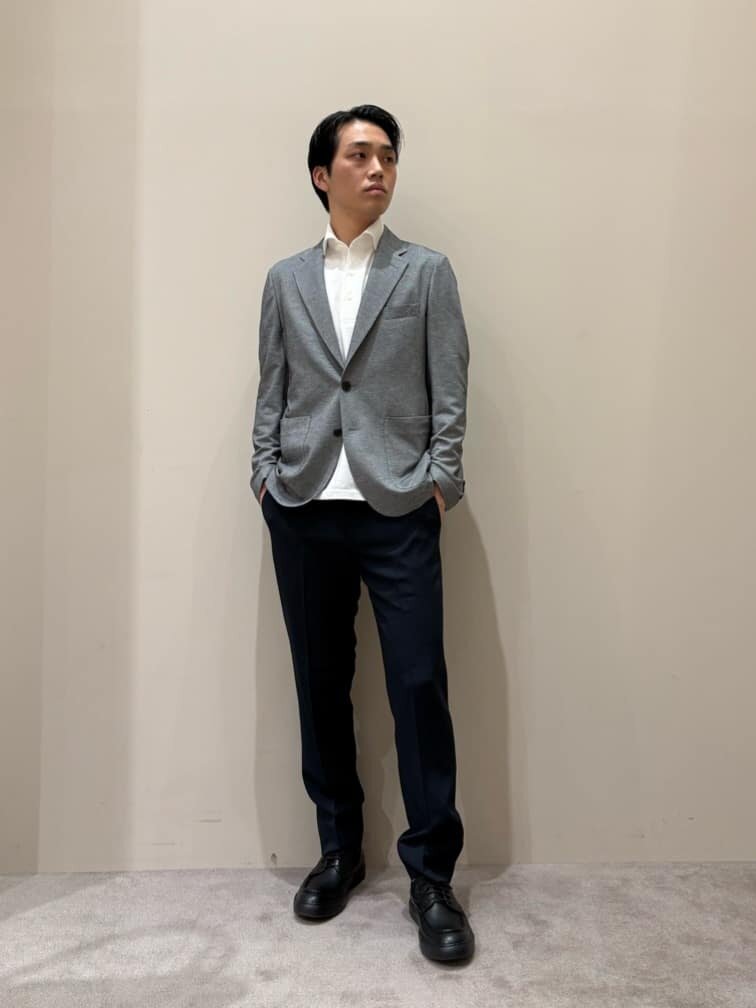 ジャケットとスラックスの20代メンズオフィスカジュアルコーデ