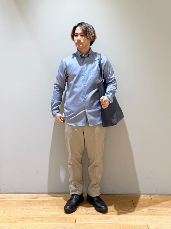 シャツとスラックスの30代メンズオフィスカジュアルコーデ