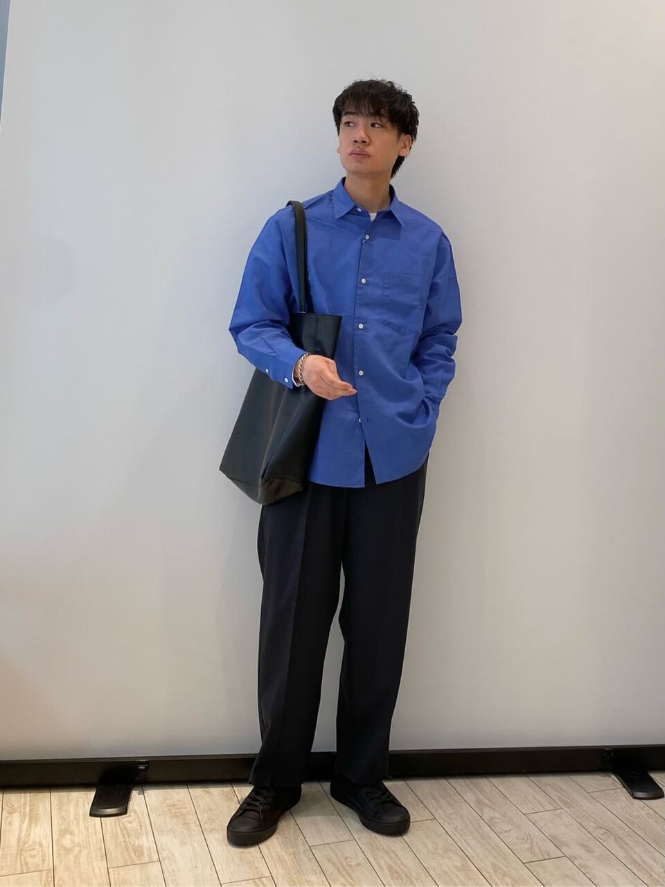 シャツとイージーパンツの30代メンズオフィスカジュアルコーデ