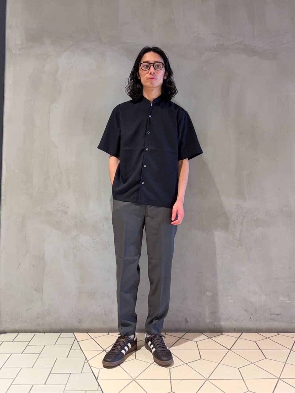 シャツとテーパードパンツの30代メンズオフィスカジュアルコーデ
