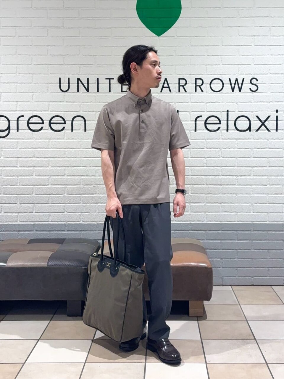 ポロシャツとイージーパンツの30代メンズオフィスカジュアルコーデ