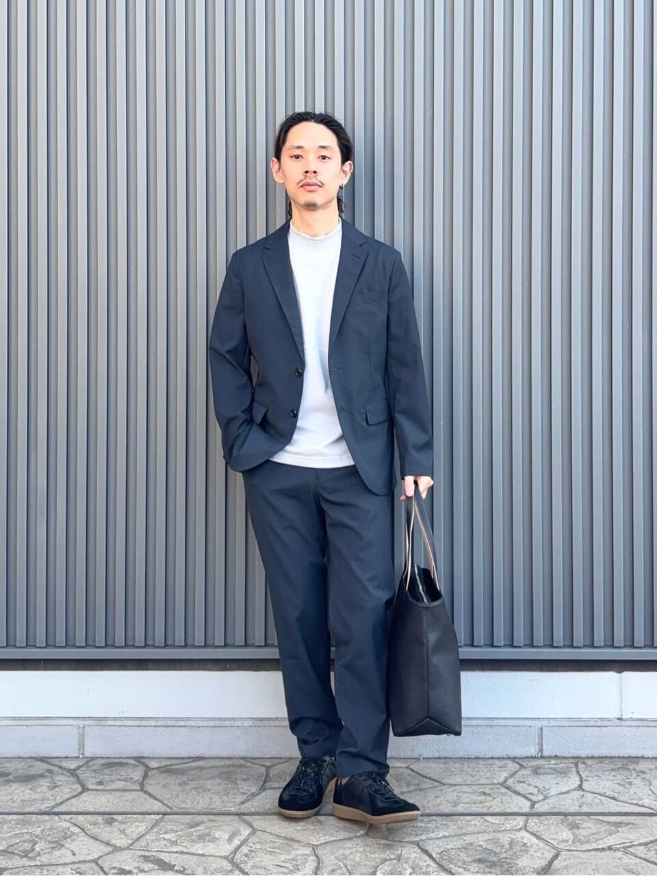 Tシャツとジャケットの30代メンズオフィスカジュアルコーデ