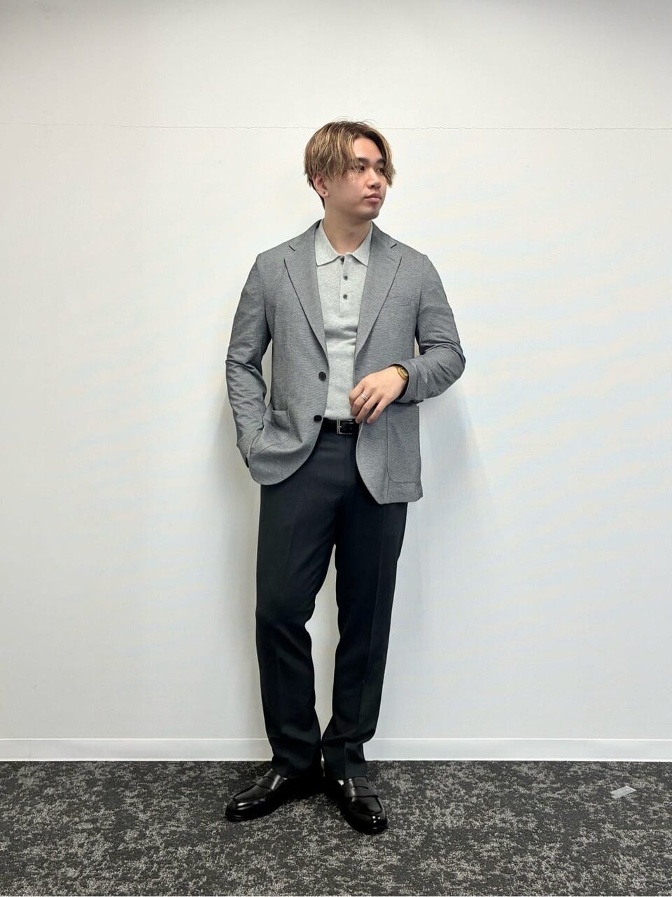 ジャケットとスラックスの30代メンズオフィスカジュアルコーデ