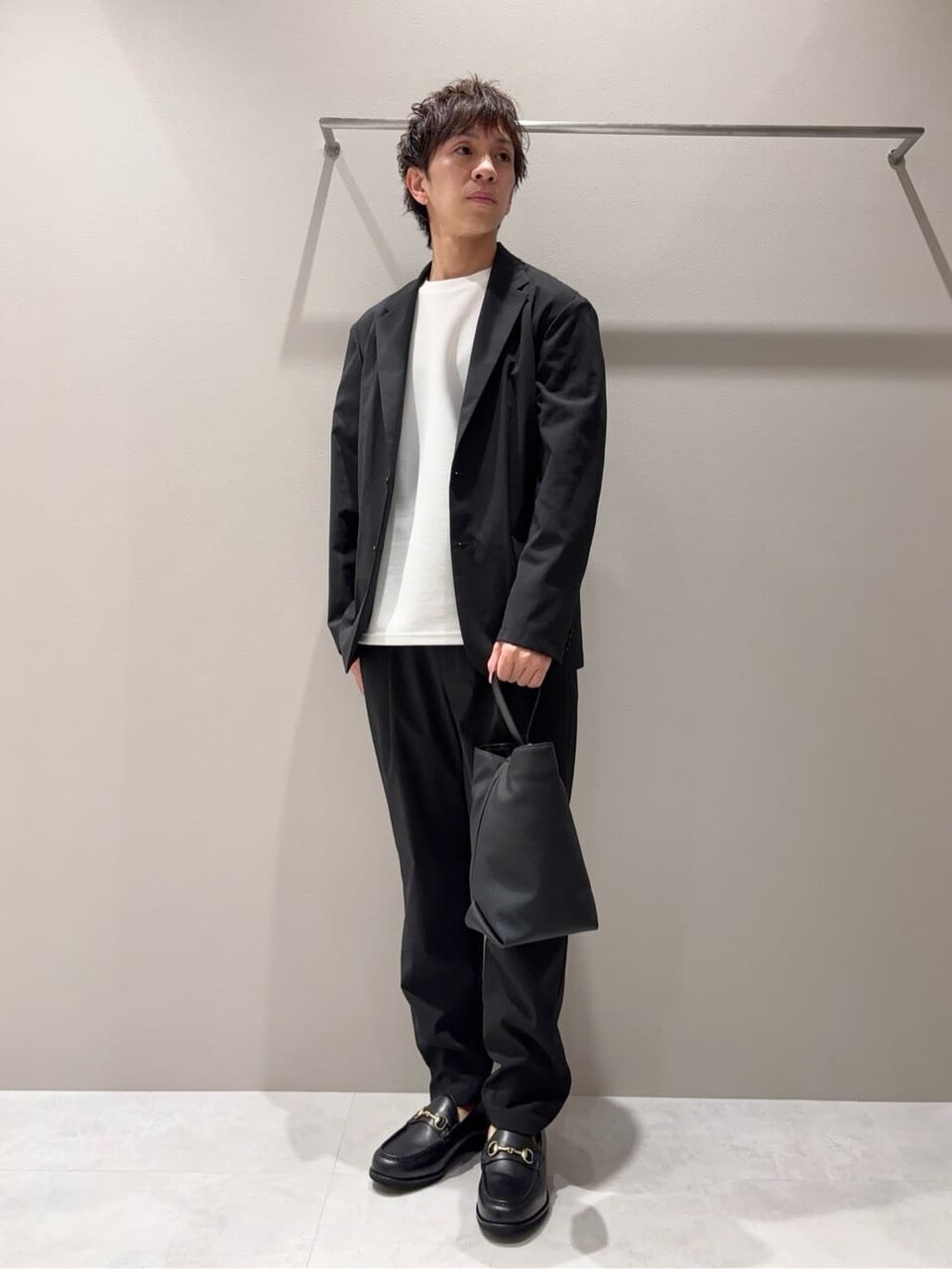 Tシャツとジャケットの30代メンズオフィスカジュアルコーデ