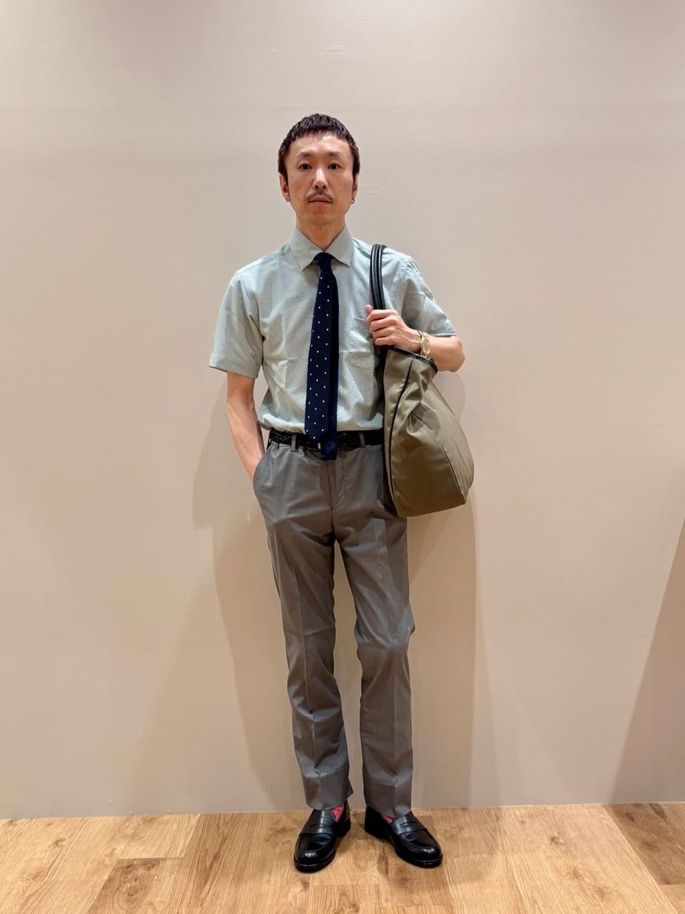 シャツとスラックスの40代メンズオフィスカジュアルコーデ