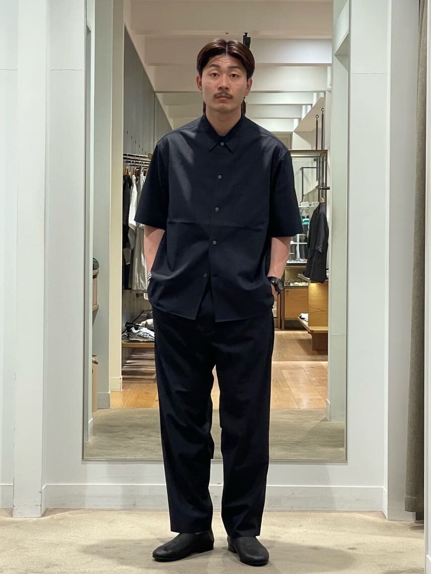 シャツとテーパードパンツの40代メンズオフィスカジュアルコーデ