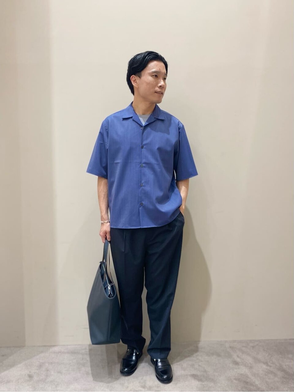 シャツとイージーパンツの40代メンズオフィスカジュアルコーデ