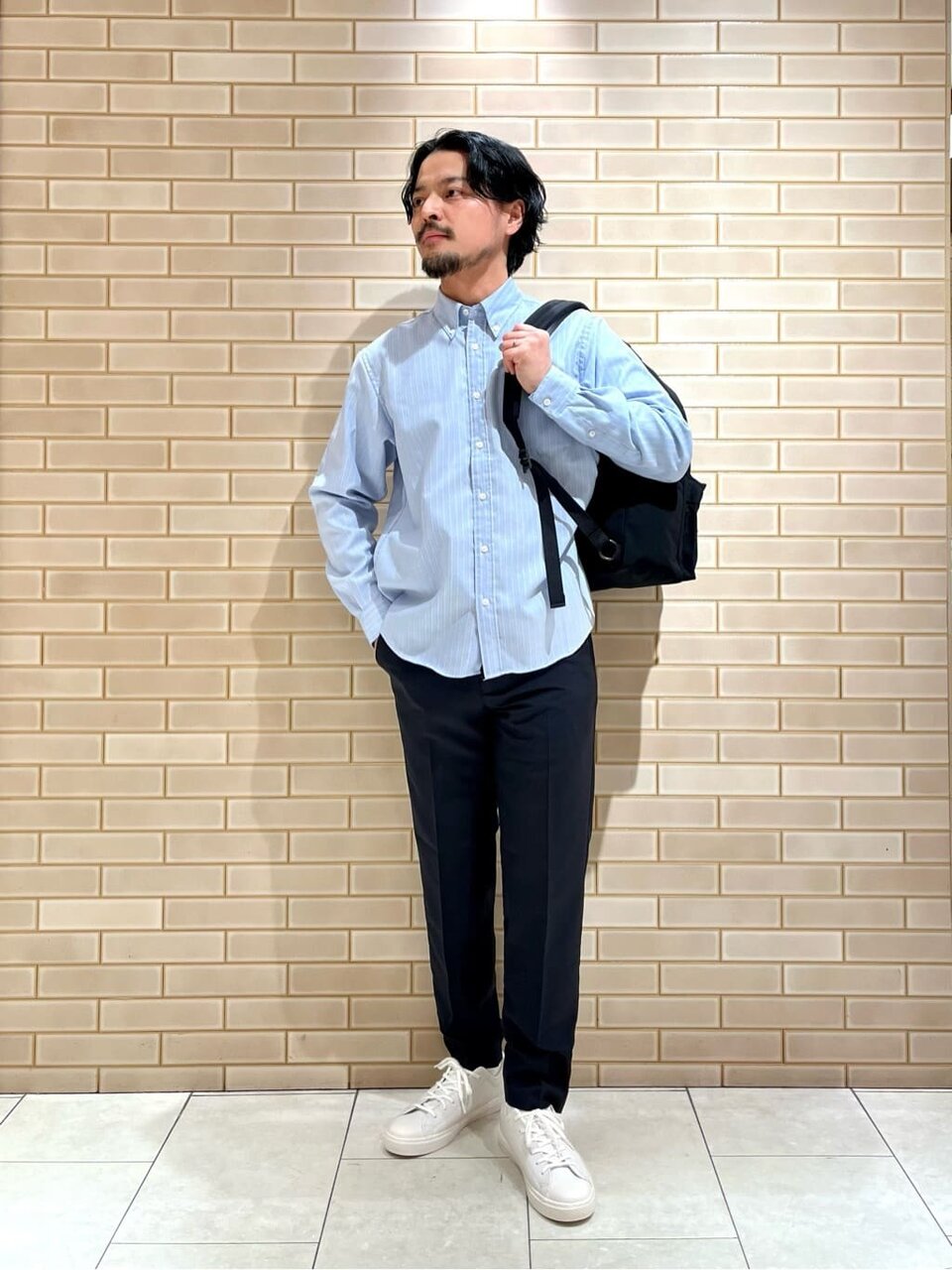 シャツとテーパードパンツの40代メンズオフィスカジュアルコーデ